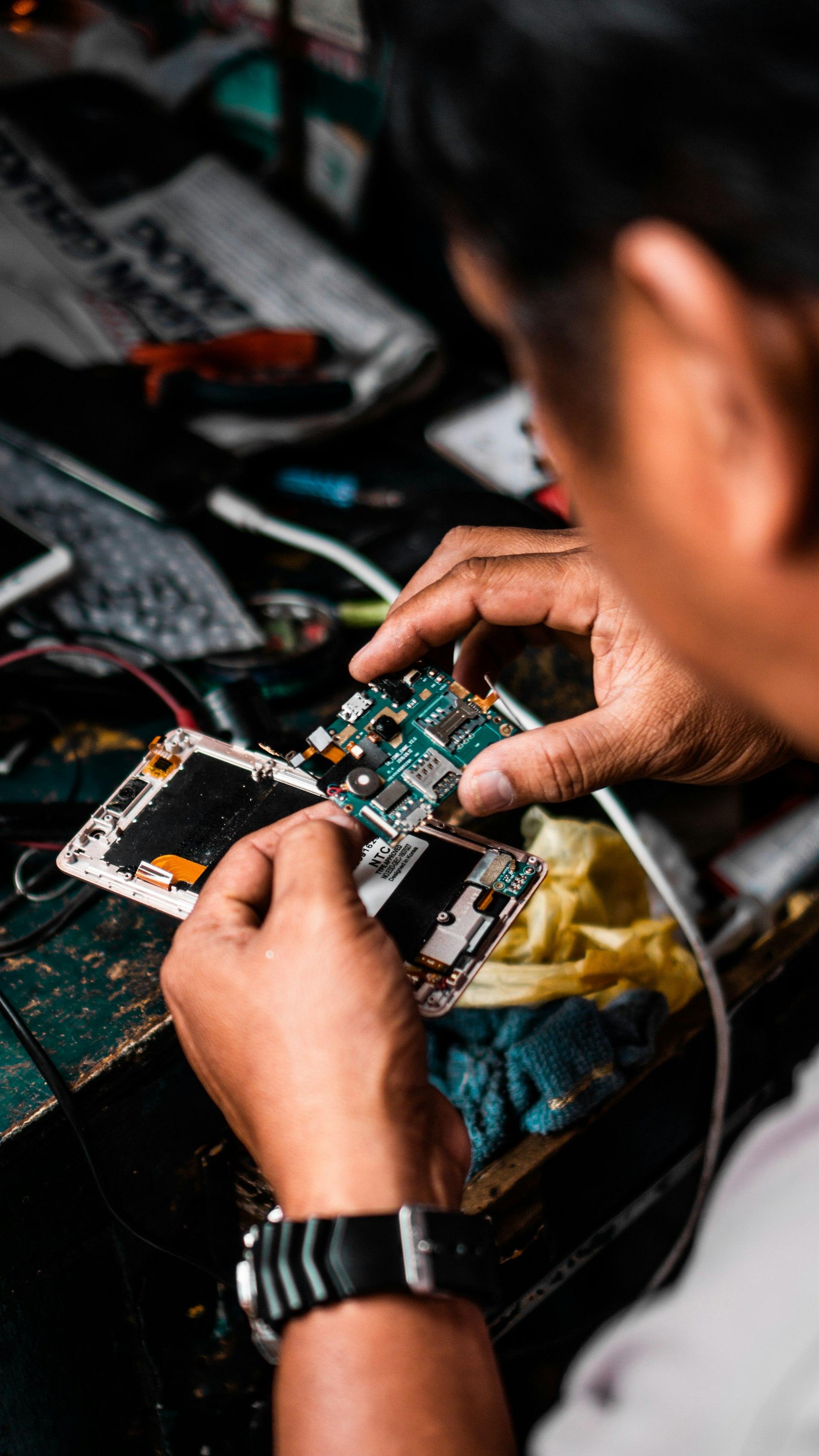 Smartphone-Reparatur auf einer Werkbank