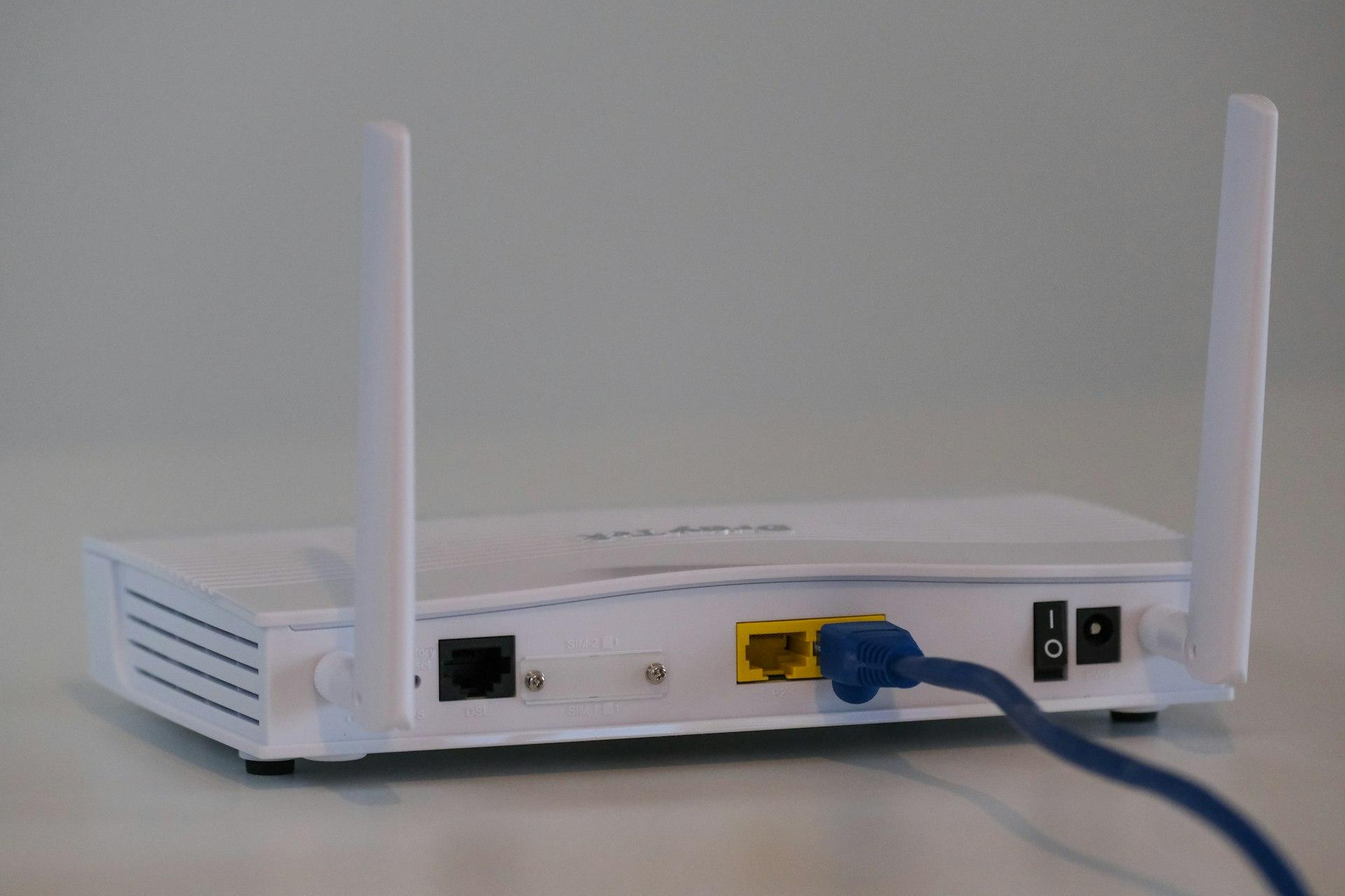 Rückseite eines WLAN-Routers mit eingestecktem Netzwerkkabel für den Internetanschluss