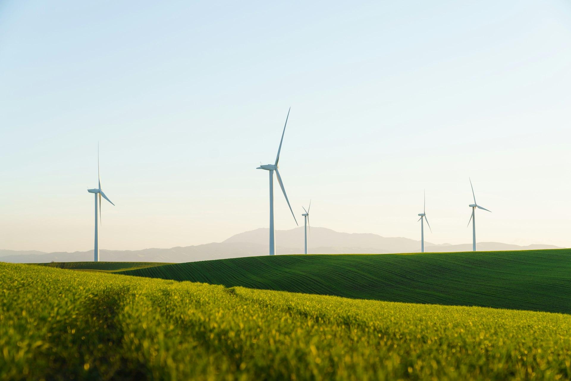 Reihe von Windkraftanlagen vor blauem Himmel als Sinnbild für Strom- und Gastarife